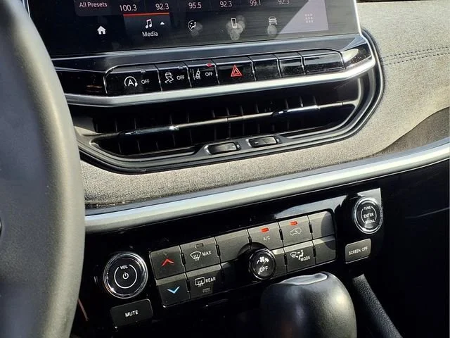 Used 2024  Jeep Latitude image 6