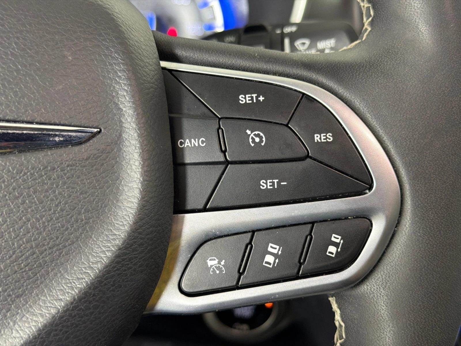 Used 2025 Ceramic Gray Clearcoat Chrysler Select image 24