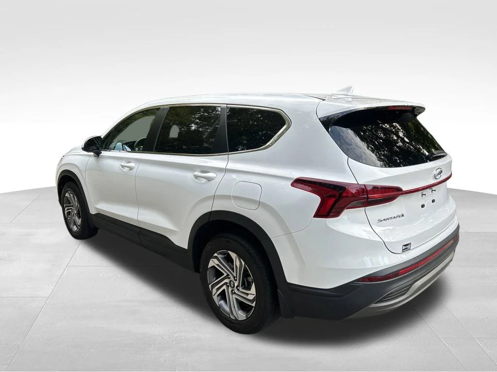 Used 2023 White Hyundai SE image 3