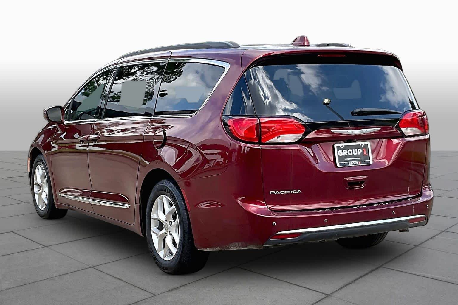 Used 2017 Velvet Red Pearlcoat Chrysler Touring-L image 11