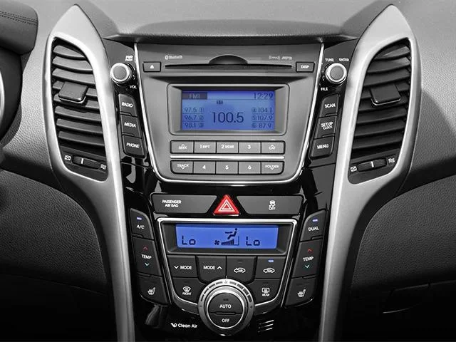 Used 2013 Black Noir Pearl Hyundai Base image 9