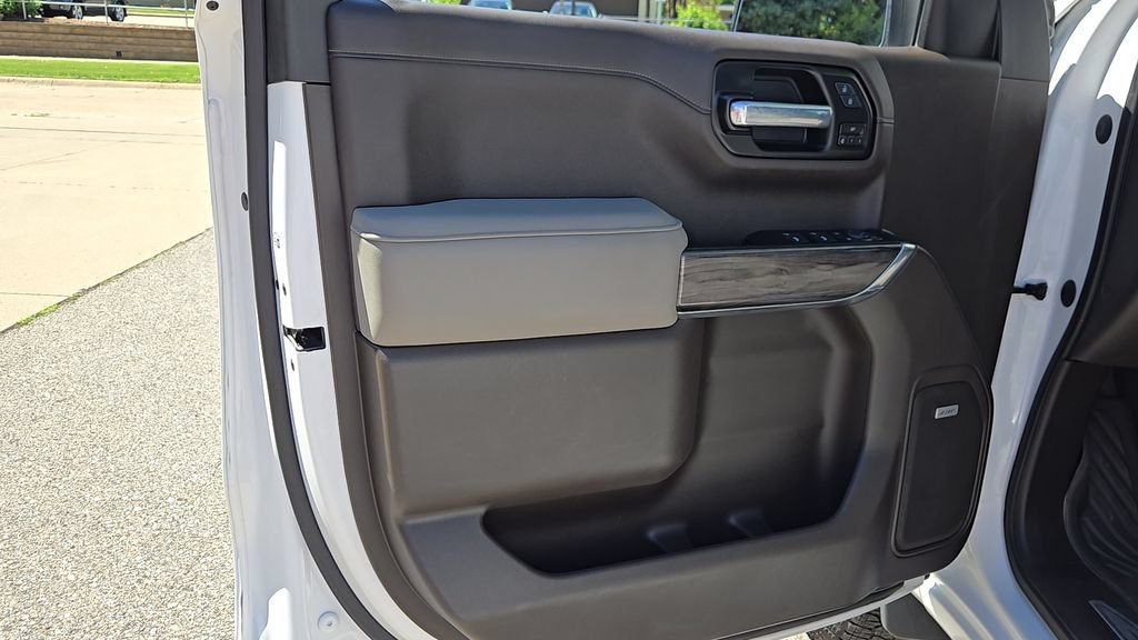 Used 2021 IRIDESCENT PEARL TRICOAT Chevrolet LTZ image 8
