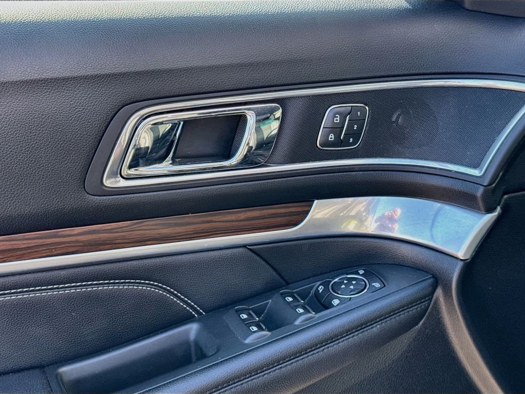 Used 2016  Ford Limited image 20