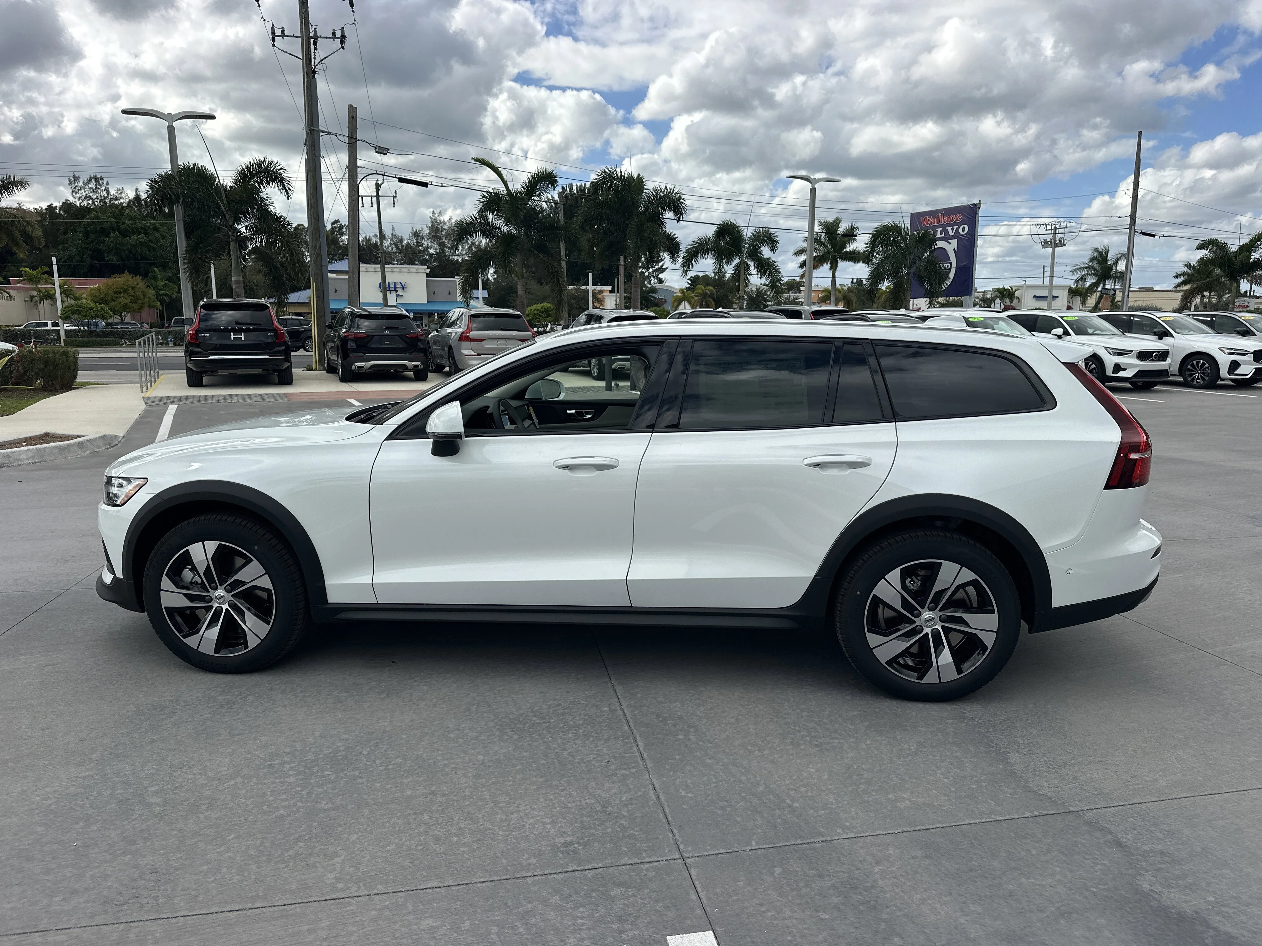 2026 Volvo V60 Cross Country Plus - Photo 9