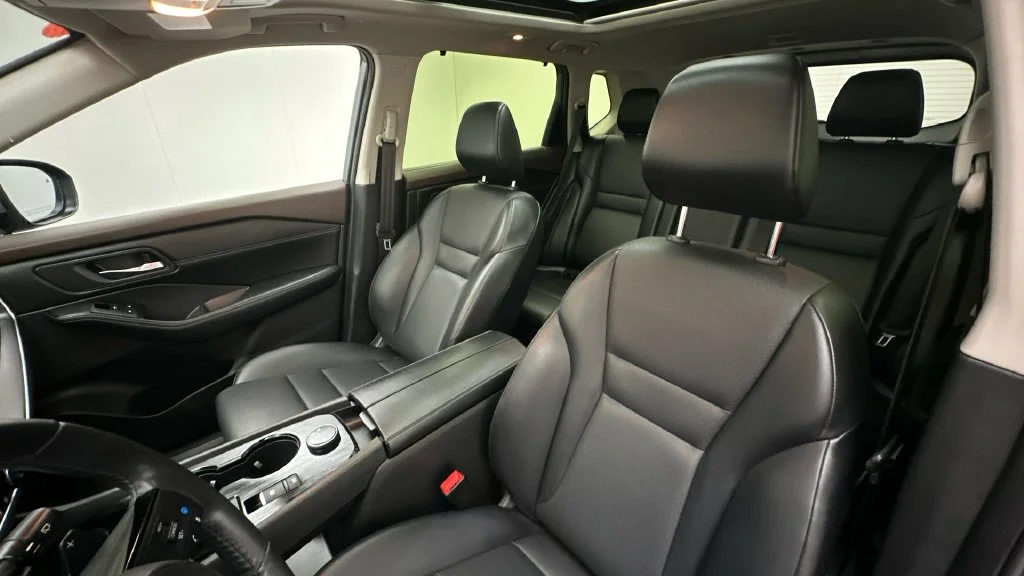 Used 2023 Gray Nissan SV image 9