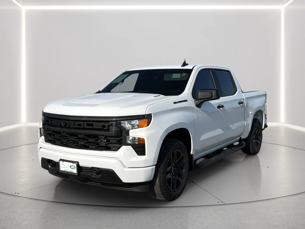 Used 2024 White Chevrolet Custom image 9