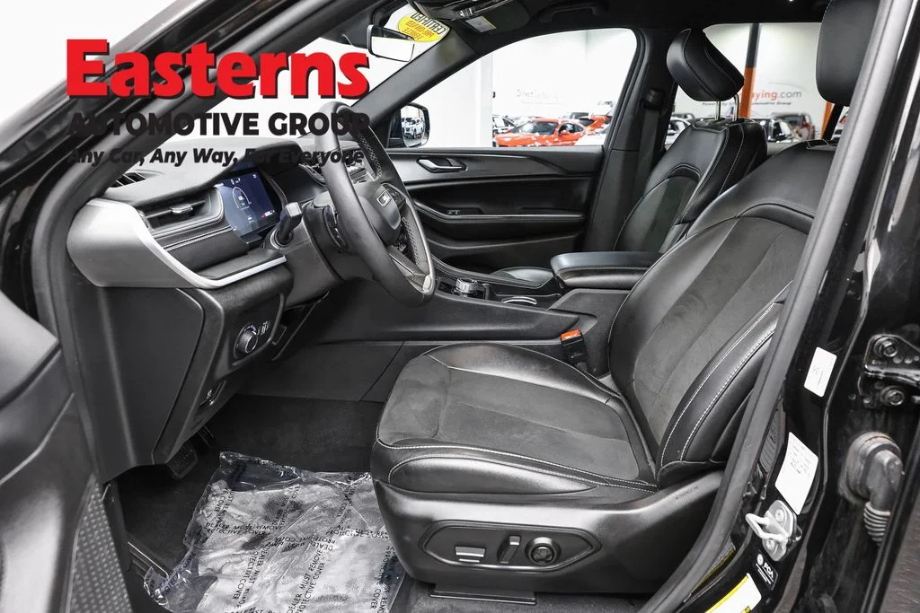 Used 2025 Black Jeep Altitude image 14