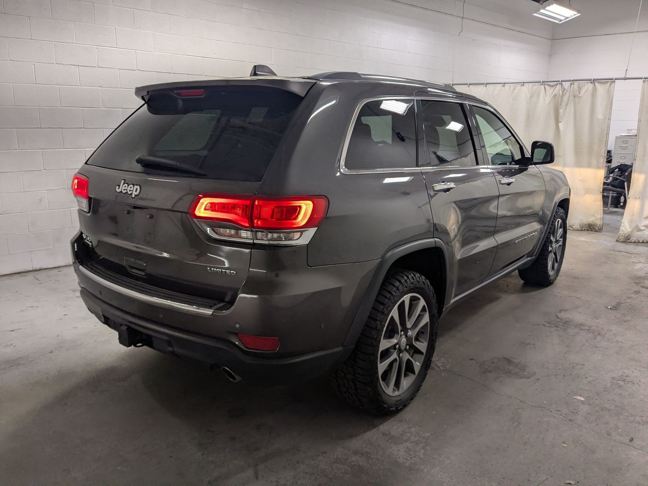 Used 2018 Granite Crystal Metallic Clearcoat Jeep Limited image 4