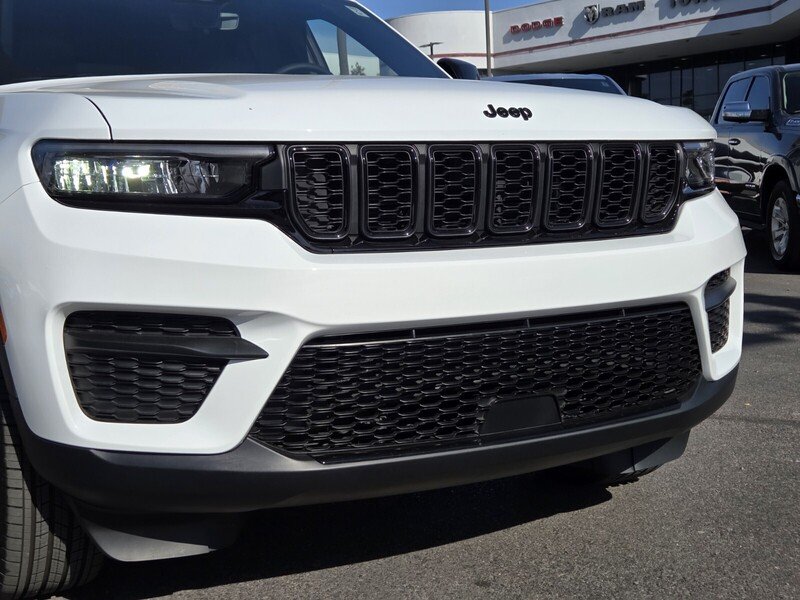 Used 2025 White/off-white Jeep  image 9