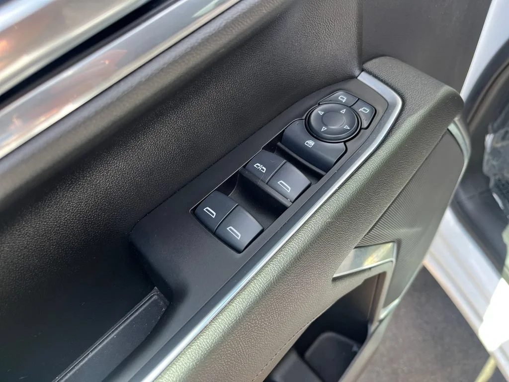 New 2025 Summit White Chevrolet LT (2FL) image 11