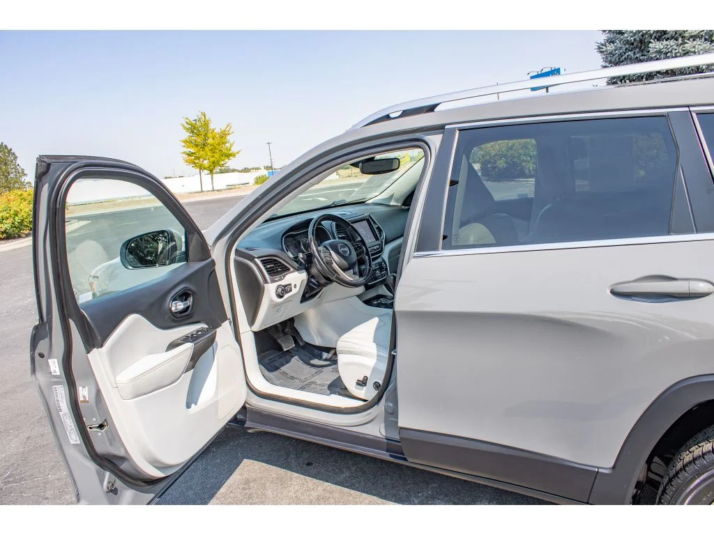 Used 2021 Sting-Gray Clearcoat Jeep Latitude Lux image 25