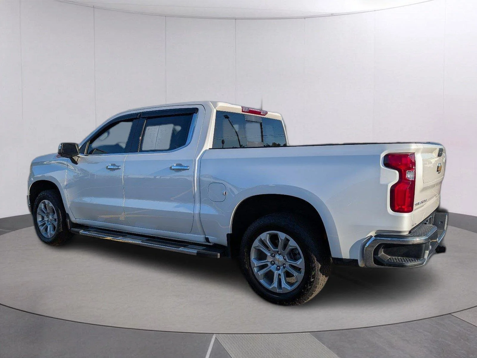 Used 2024 Iridescent Pearl Tricoat Chevrolet LTZ image 5