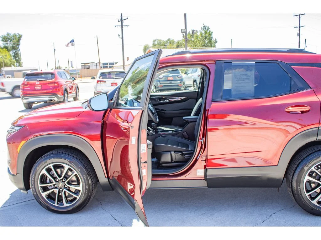 Used 2025 Crimson Metallic Chevrolet LT image 25