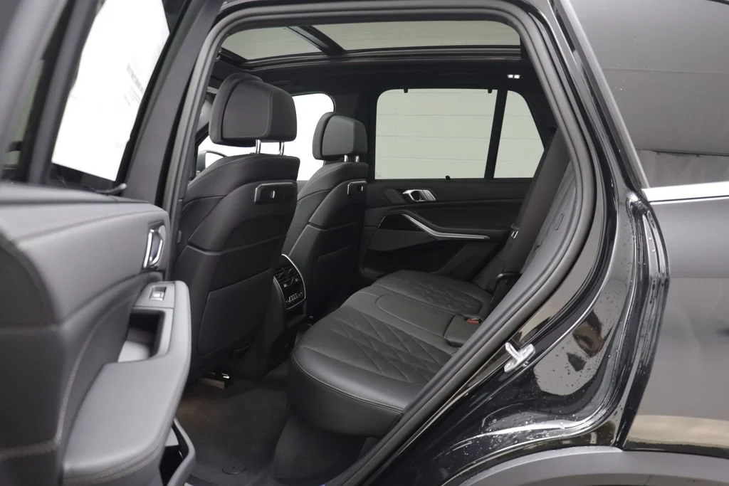 New 2026 BLACK SAPPHIRE BMW xDrive40i image 15