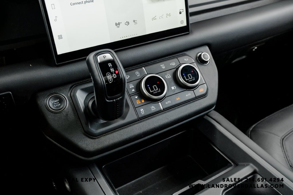 Used 2025 Black Land Rover X-Dynamic SE image 30