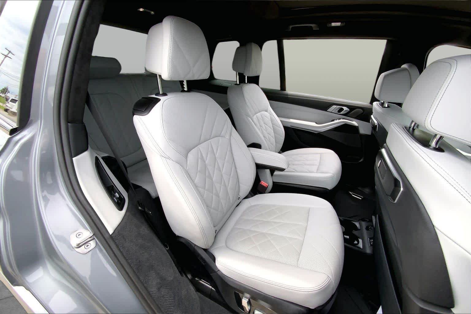 Used 2025 Skyscraper Grey Metallic BMW xDrive40i image 18