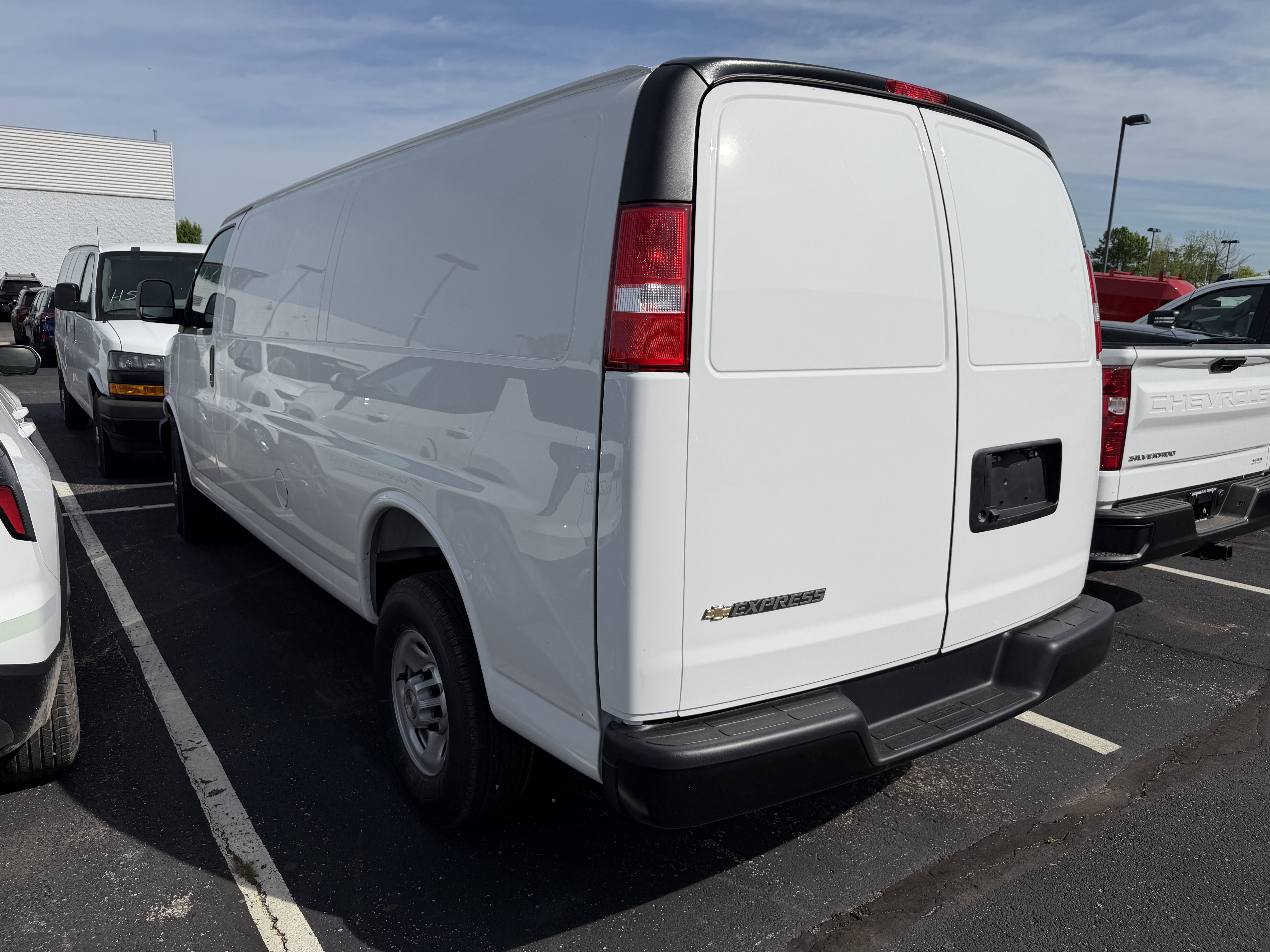 New 2026 Summit White Chevrolet 1WT image 5