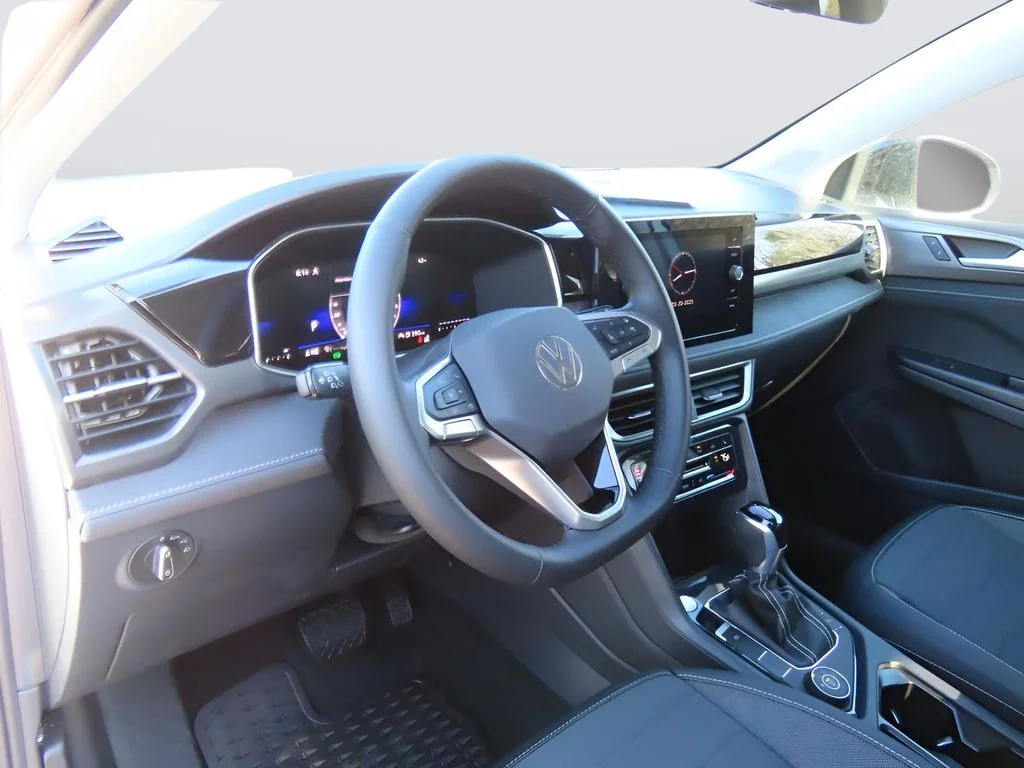 2025 Volkswagen Taos SE Black - Photo 20