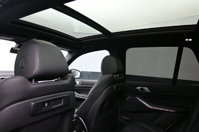 Used 2022 White BMW sDrive40i image 18