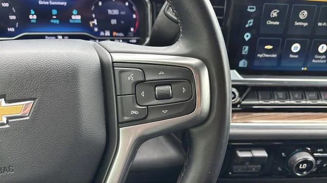 Used 2025 Summit White Chevrolet LT image 24