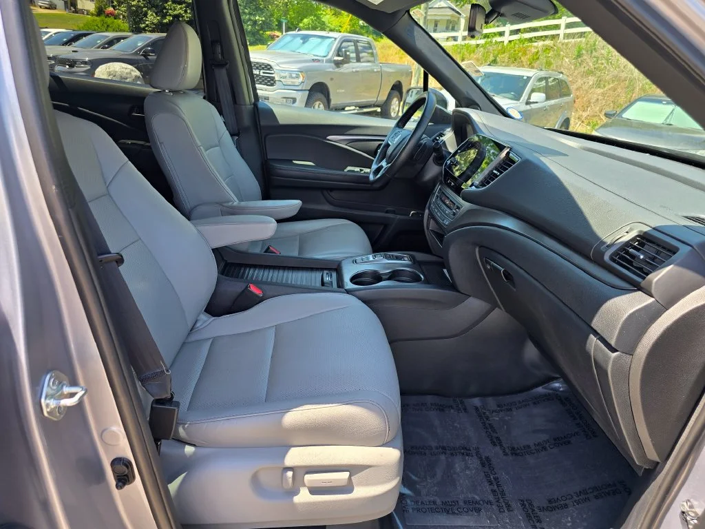 Used 2023 Silver Honda EX-L image 31