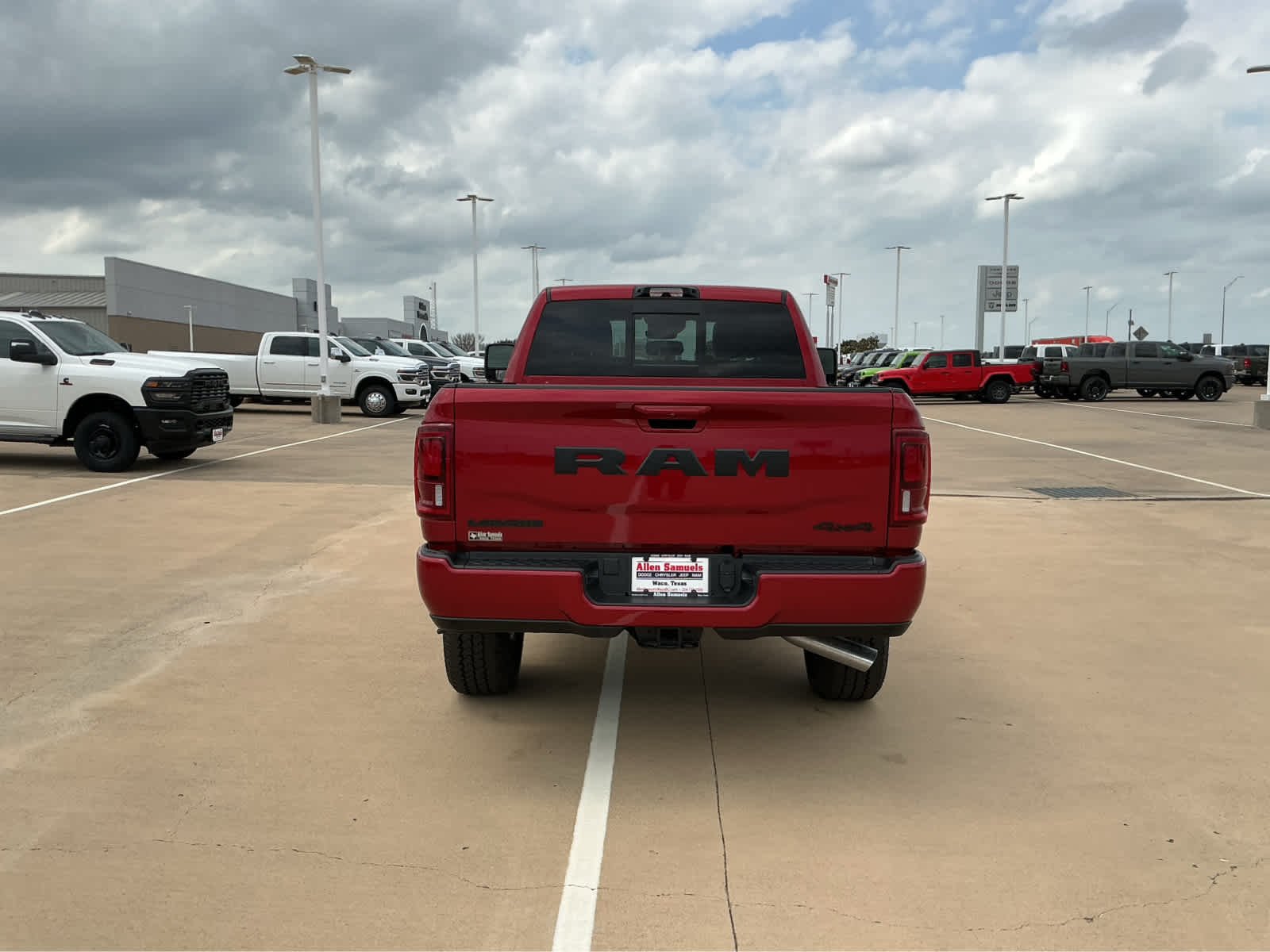New 2026 Molten Red Pearl-Coat Exterior Paint RAM Laramie image 9