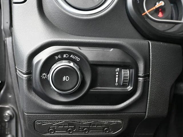 Certified Used 2025 Gray Jeep Sahara image 31