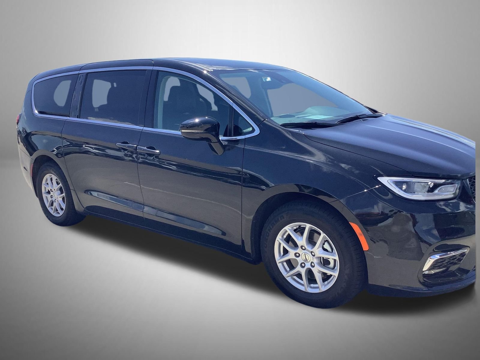 Used 2024 Black Chrysler Touring L image 4