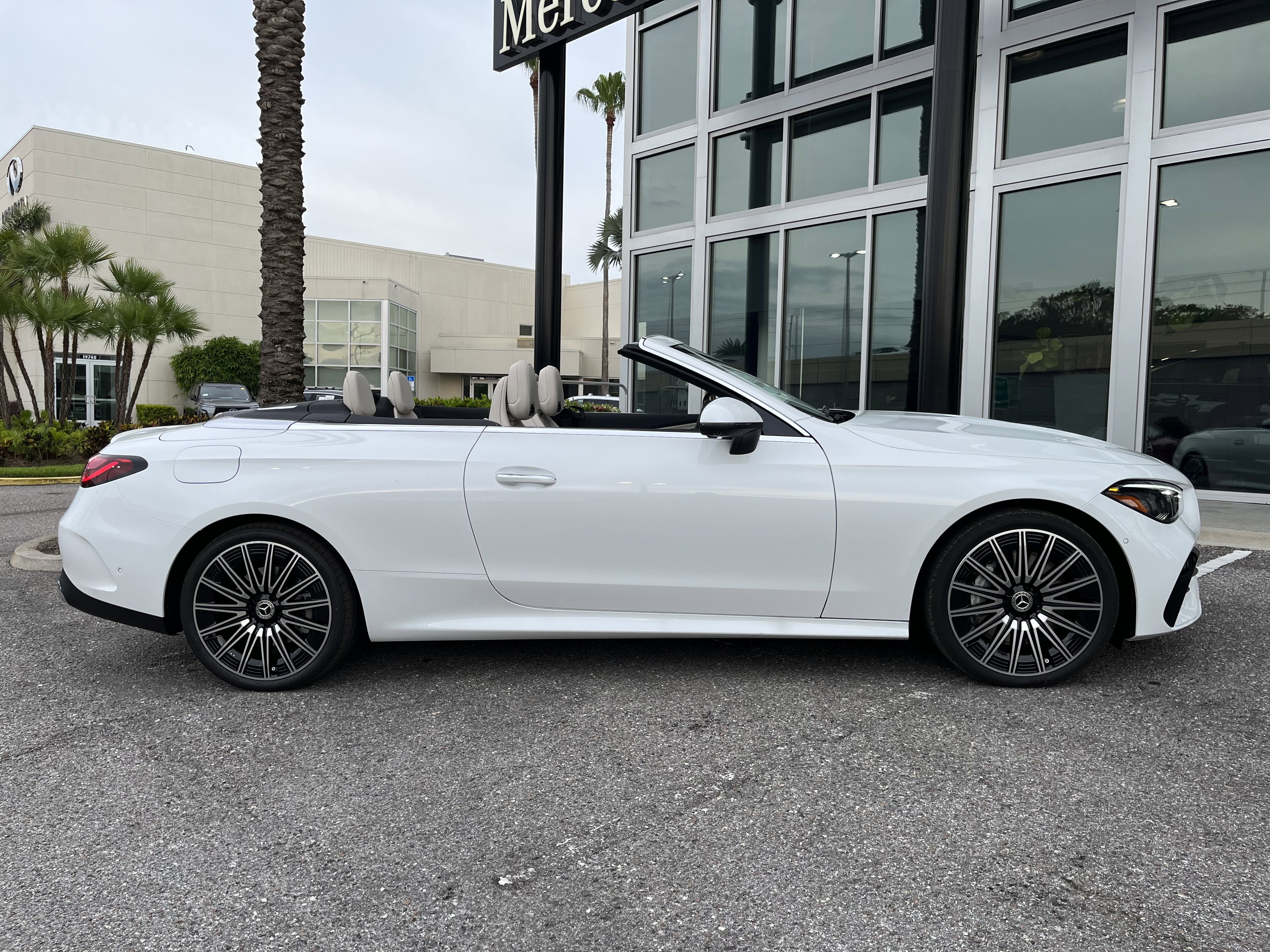 New 2026 MANUFAKTUR Moonlight White Metallic Mercedes-Benz CLE 450 image 8