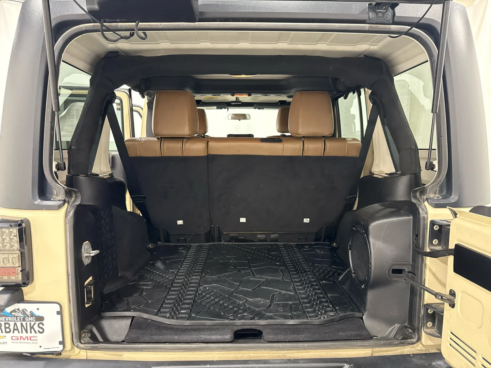 Used 2012 Tan Jeep Rubicon image 13