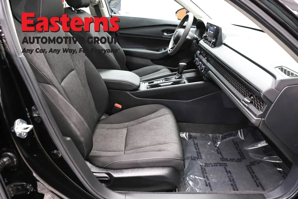 Used 2025 Black Honda SE image 23