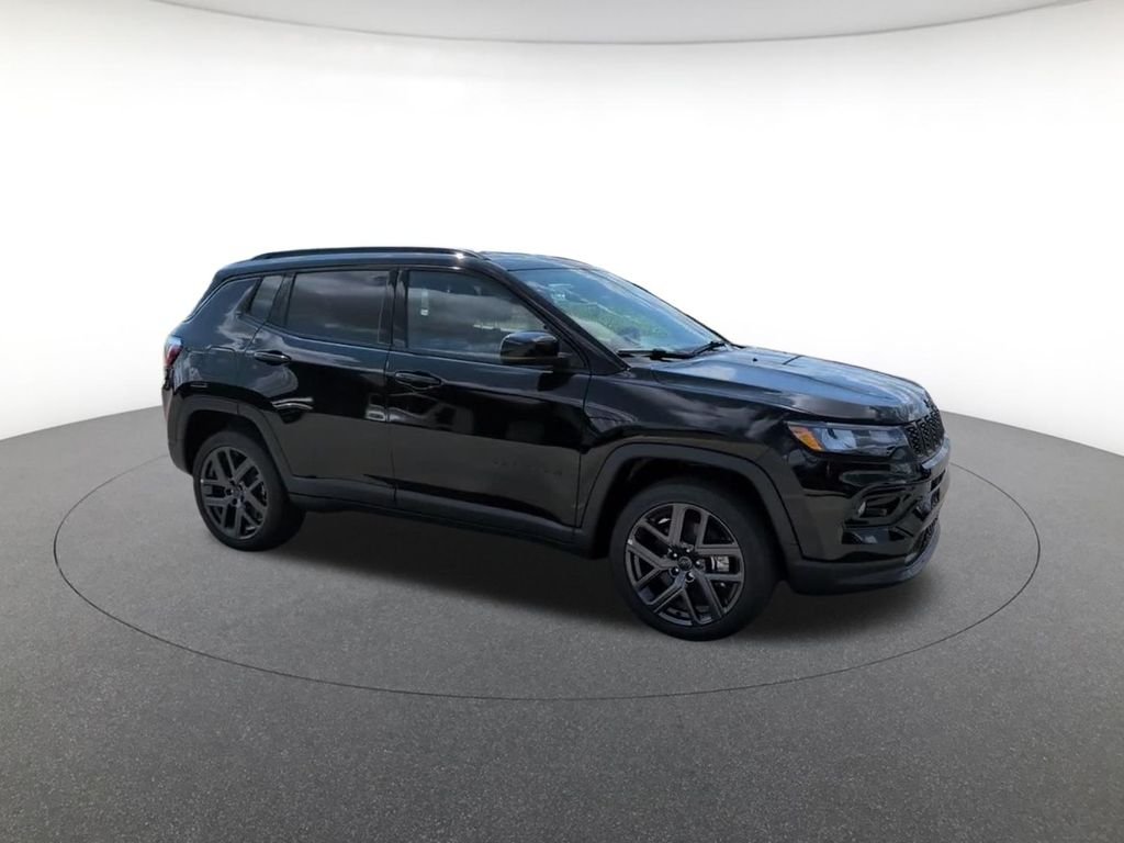 New 2026 Diamond Black Crystal Pearl-Coat Exterior Paint Jeep Limited image 4