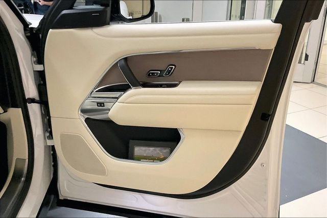 Used 2023 White Land Rover SE image 30