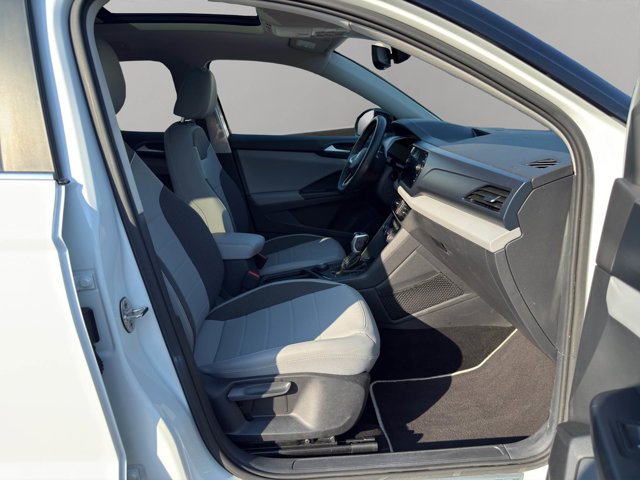 Used 2023 White Volkswagen SE image 17