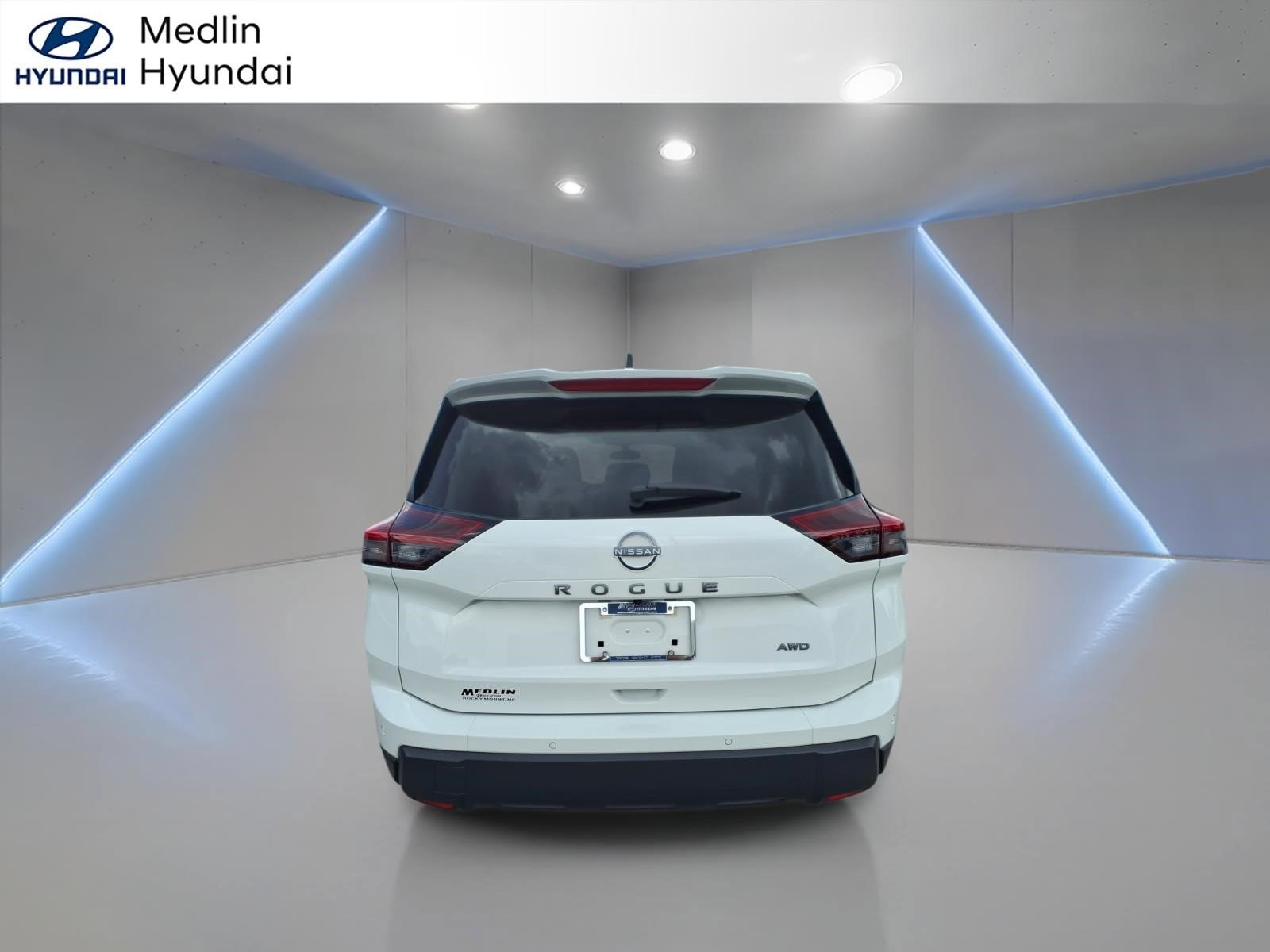 Used 2026 Glacier White Nissan S image 4