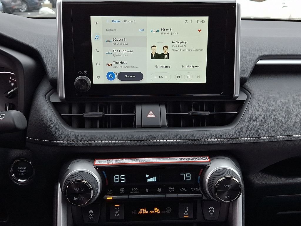 2025 Toyota RAV4 XLE - Photo 17