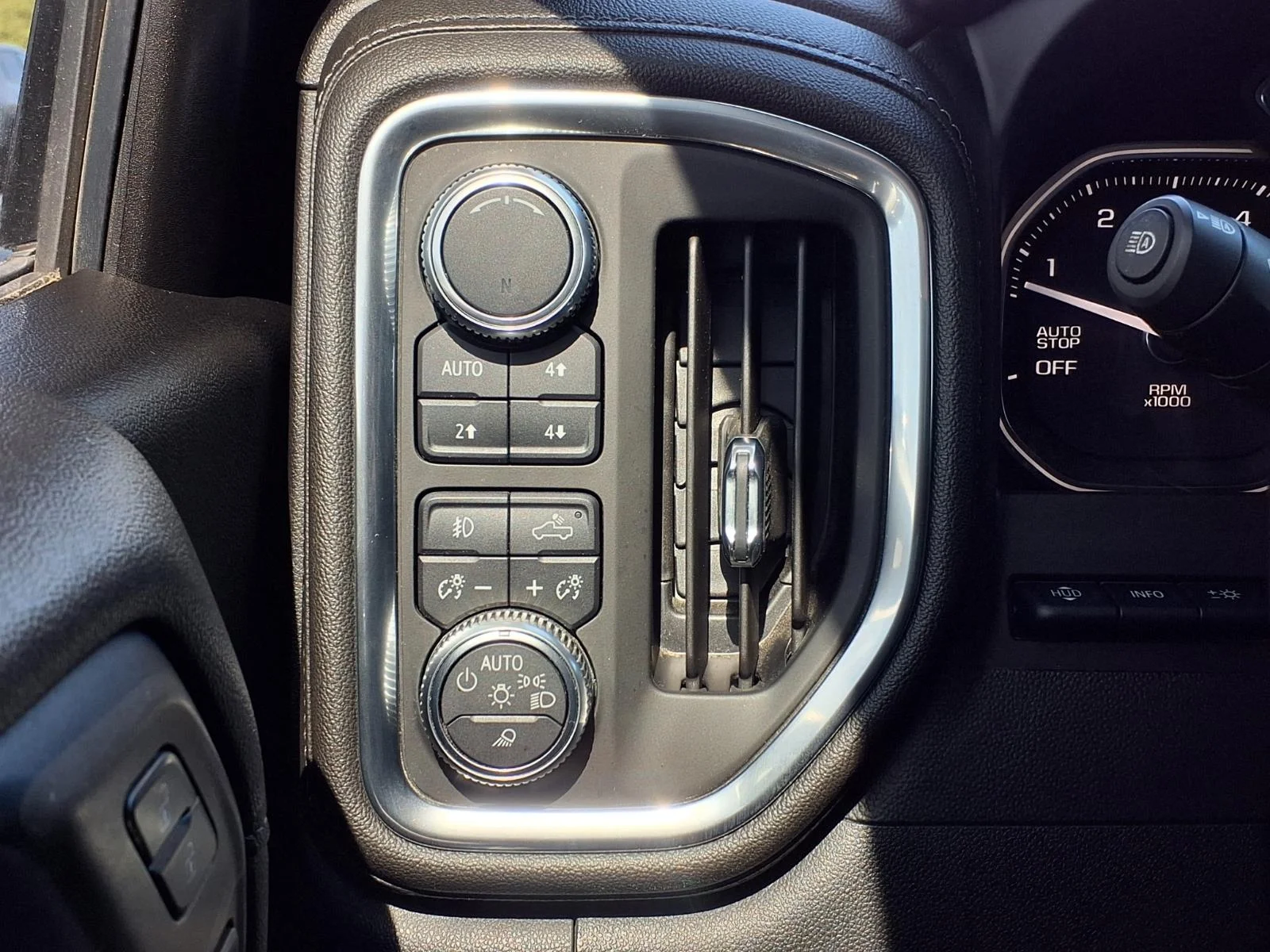 Used 2019 White GMC Denali image 13