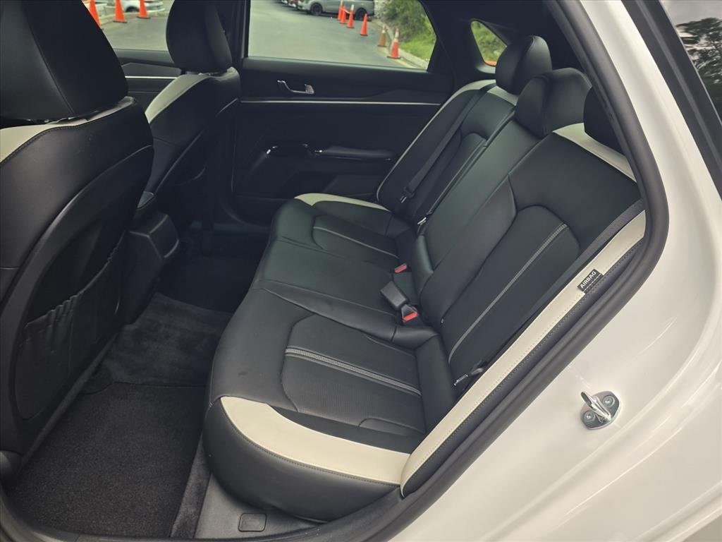 Used 2025 White Kia GT-Line image 10