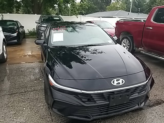 Used 2025 Black Hyundai SE image 5