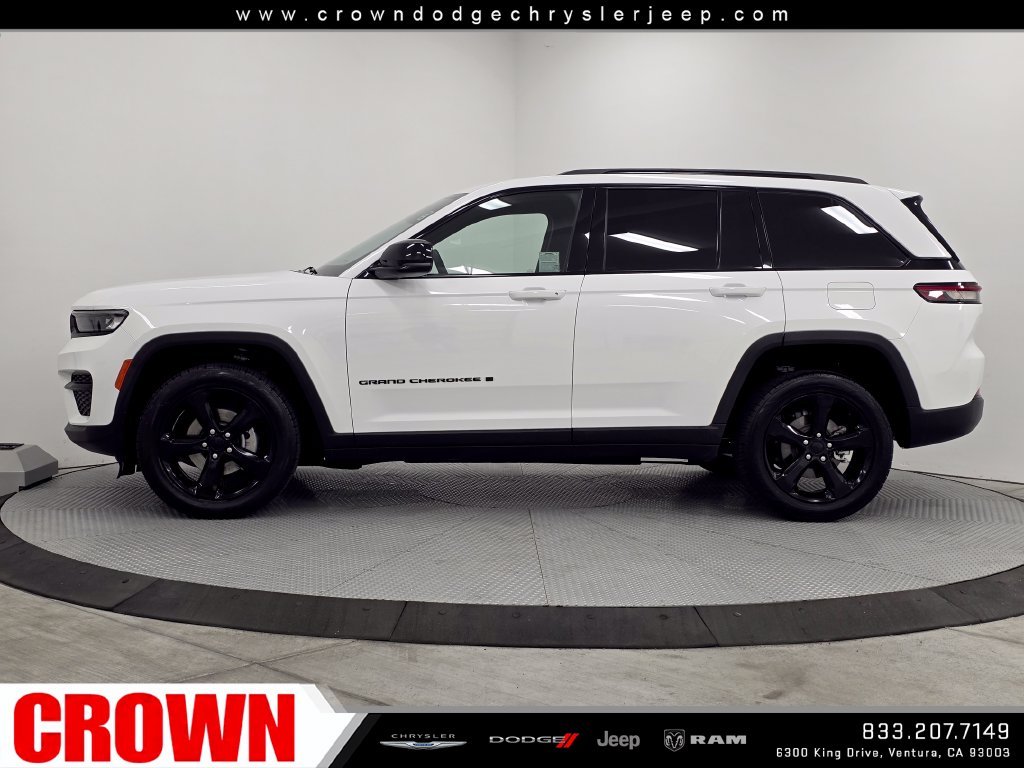 Used 2023 White Jeep Altitude image 4