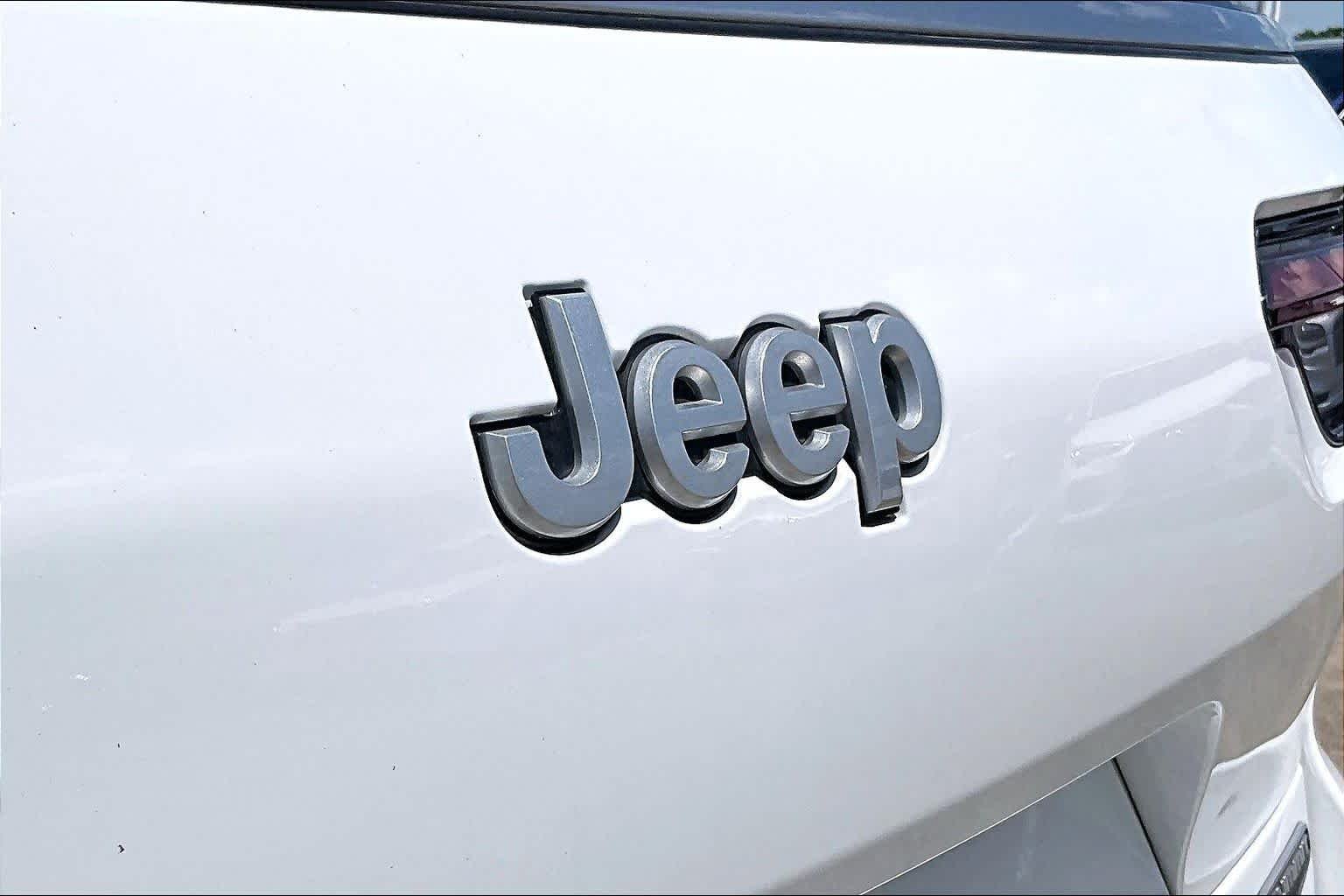 Used 2025 Bright White Clearcoat Jeep Summit image 29
