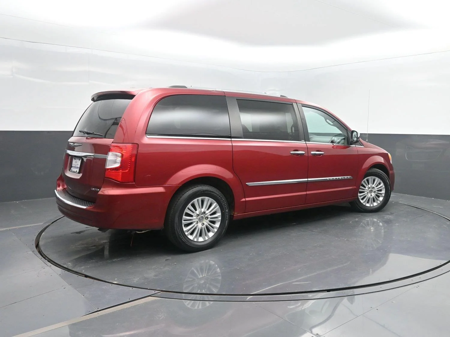 Used 2013 Chrysler Town & Country Limited with VIN 2C4RC1GG2DR662522 for sale in Charles City, IA