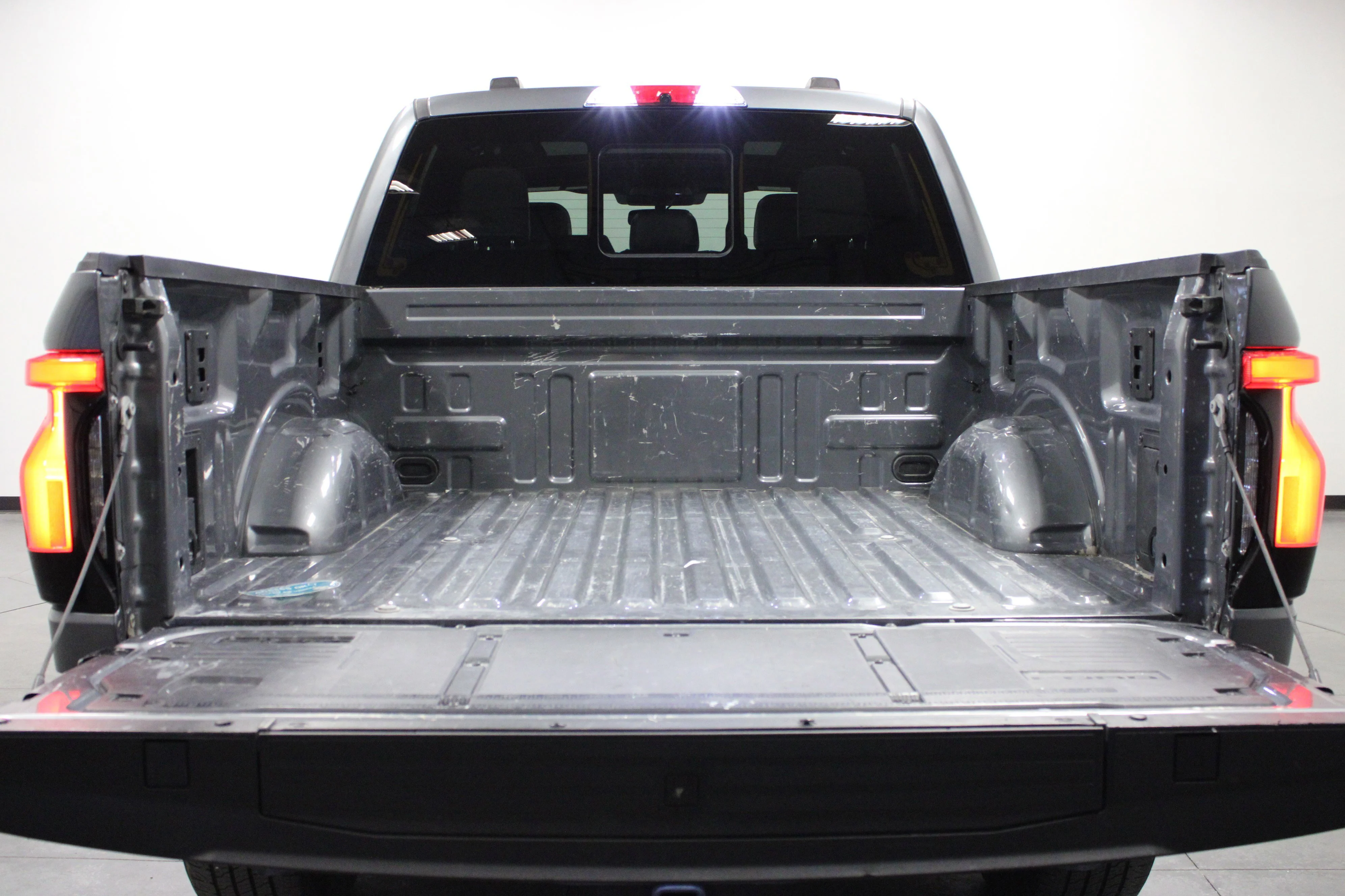 Used 2024 Carbonized Gray Metallic Ford Lariat image 14