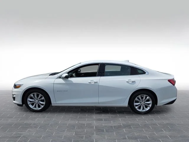 Used 2022 White Chevrolet LT image 4