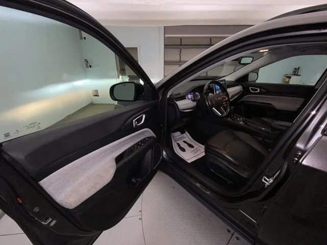 Used 2022 Gray Jeep Latitude Lux image 11