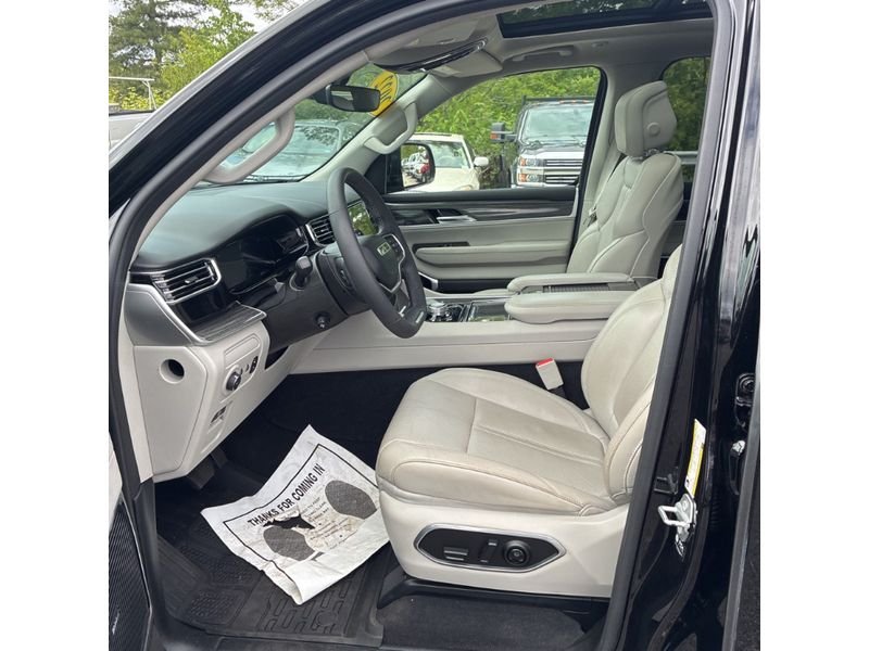 Used 2022 Diamond Black Crystal Pearlcoat Jeep Series III image 3