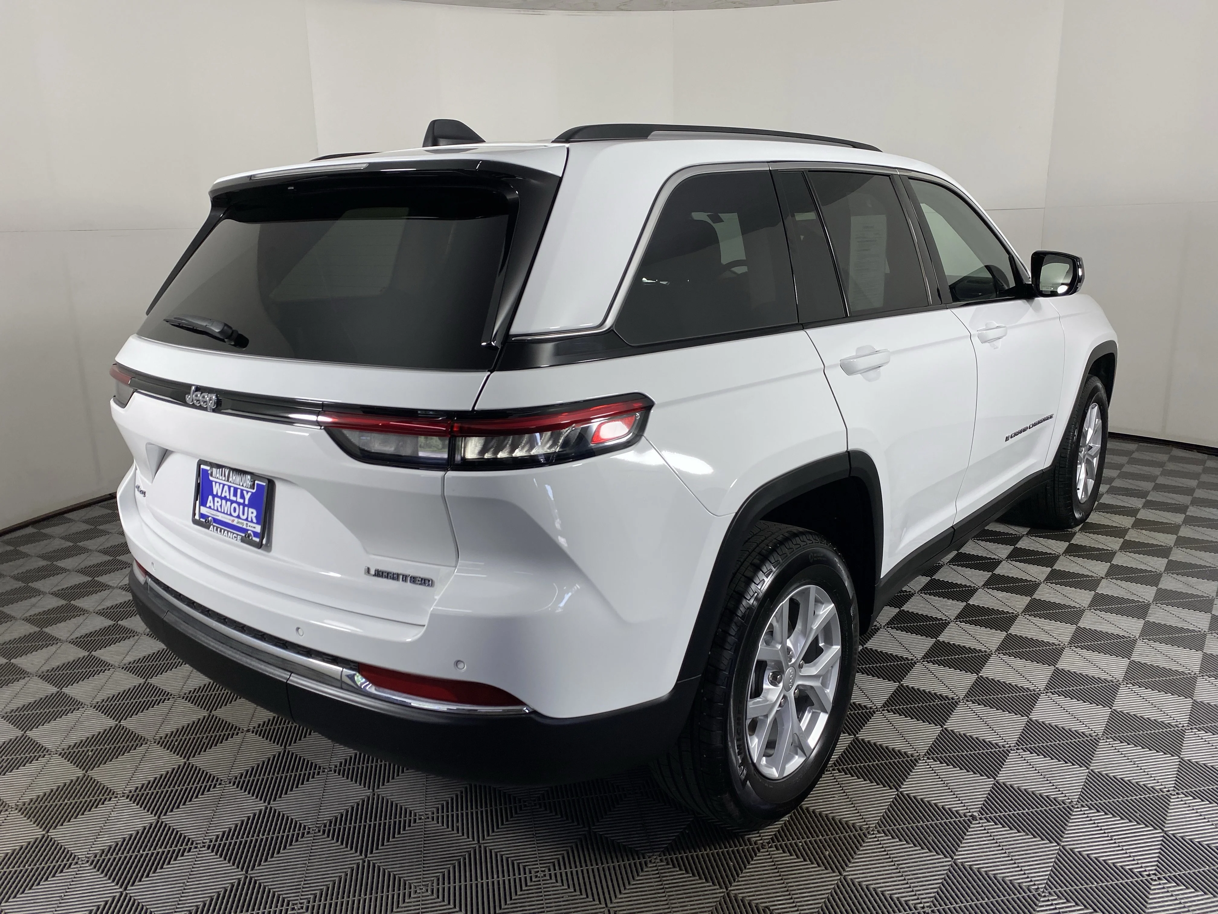 Used 2023 Bright White Clearcoat Jeep Limited image 9