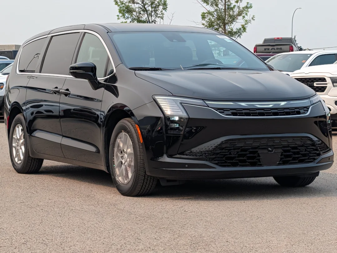 New 2027 Black Chrysler Select - - FWD - Stow n Go Seating - Adaptive Cruise - Apple CarPlay & More! image 2