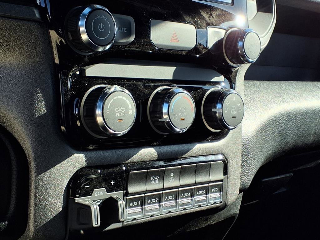 2025 RAM 3500 Chassis Tradesman - Photo 9