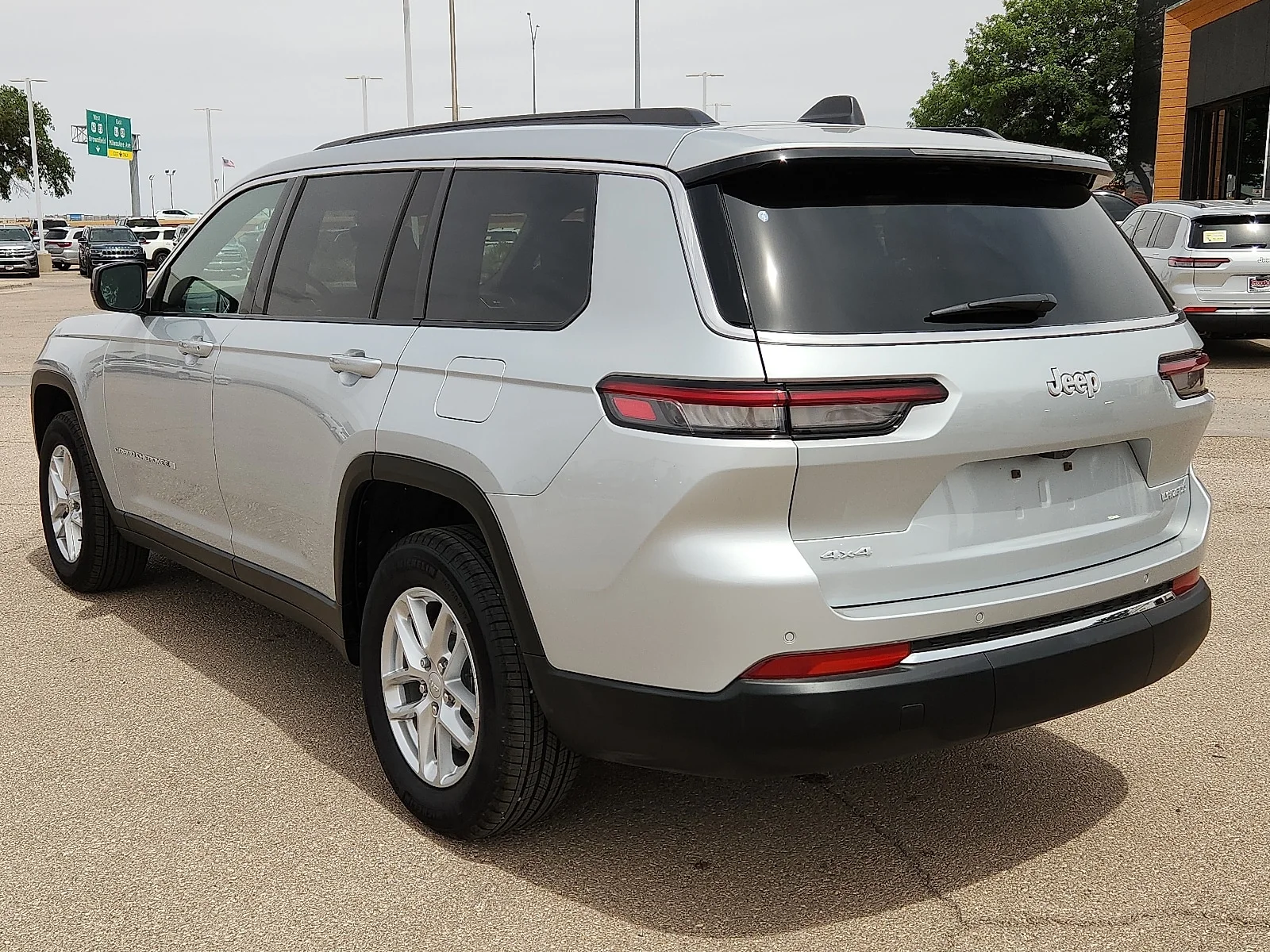 New 2025 Silver Zynith  Paint Jeep L LAREDO X 4X4 image 3
